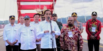 Presiden Jokowi didampingi sejumlah pejabat pemerintah menjawab pertanyaan wartawan di atas Jembatan Youtefa, Kota Jayapura, Papua. (Setkab.go.id/Anggun)
