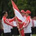 Presiden Jokowi menerima bendera kontingen RI di Sea Games 2019 dari Ketua National Olympic Committe (NOC) Indonesia Sapta Oktohari, dan selanjutnya diserahkan kepada Chef de Mission (CdM) Harry Warganegara. (Setkab.go.id)