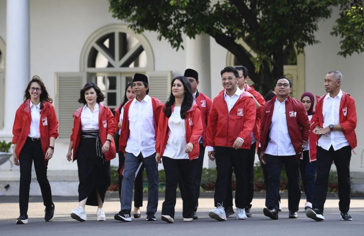 Ketua Umum Partai Solidaritas Indonesia (PSI) Grace Natalie (kanan) bersama kader PSI Tsamara Amari (kiri) tiba di Kompleks Istana Kepresidenan, Jakarta, (Puspa Perwitasari /Antara Foto)