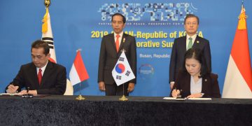 Presiden Jokowi dan Presiden Moon Jae-in menyaksikan penandatanganan kerjasama RI-Korsel. (Deny S/Humas)