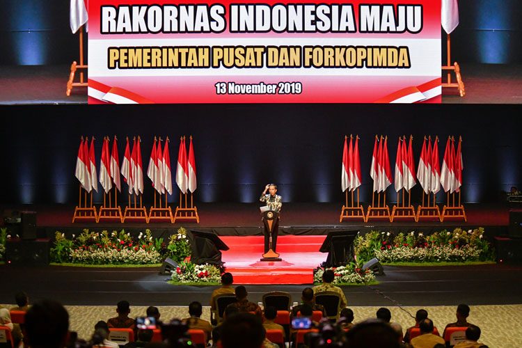 Presiden Jokowi memberikan sambutan pada Pembukaan Rakornas Pemerintah Pusat dan Forkopimda 2019. (Agung/Setkab.go.id)