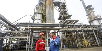 Dua pekerja memeriksa proses pengolahan Crude Palm Oil (CPO) menjadi Green Gasoline (bahan bakar bensin ramah lingkungan) dan Green LPG secara co-processing di kilang PT Pertamina (persero) Refinery Unit (RU) III Sungai Gerong, Banyuasin, Sumatera Selatan. (ANTARA FOTO/Nova Wahyudi/aww)
