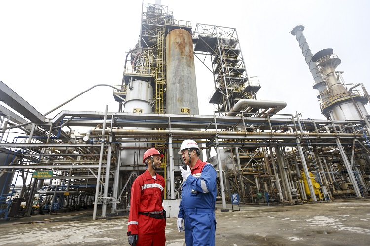 Dua pekerja memeriksa proses pengolahan Crude Palm Oil (CPO) menjadi Green Gasoline (bahan bakar bensin ramah lingkungan) dan Green LPG secara co-processing di kilang PT Pertamina (persero) Refinery Unit (RU) III Sungai Gerong, Banyuasin, Sumatera Selatan. (ANTARA FOTO/Nova Wahyudi/aww)