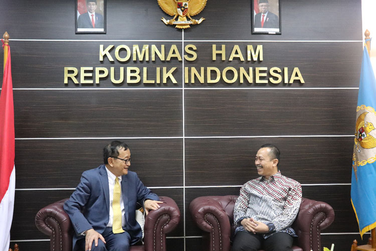 Ketua Komnas HAM Ahmad Taufan Damanik menerima kunjungan pimpinan partai oposisi Kamboja, Sam Rainsy dan anggota parlemen Kamboja, Men Sothavarin, di Kantor Komnas HAM Menteng, Jakarta Pusat. (Komnasham.go.id)