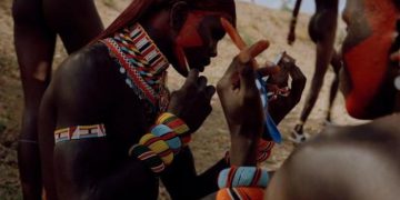 Orang-orang Samburu mendapat julukan 'kupu-kupu' karena hiasan warna-warni di tubuh mereka.