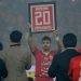 Pesepak bola Persija Jakarta Bambang Pamungkas (tengah) mengangkat kostum miliknya. (ANTARA FOTO/M Risyal Hidayat/Pras)