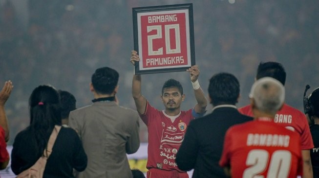Pesepak bola Persija Jakarta Bambang Pamungkas (tengah) mengangkat kostum miliknya. (ANTARA FOTO/M Risyal Hidayat/Pras)