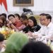 Presiden Jokowi didampingi Mensesneg Pratikno menjawab wartawan di Istana Merdeka, Jakarta. (BPMI Setpres)