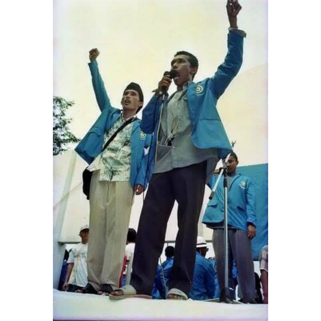 Foto Adian Napitupulu saat (kiri) sedang berorasi saat aksi demonstrasi tahun 1998