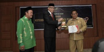 Plt Gubernur Aceh menyerahkan piagam penghargaan anugerah. (Humas dan Protokoler Setda Aceh)