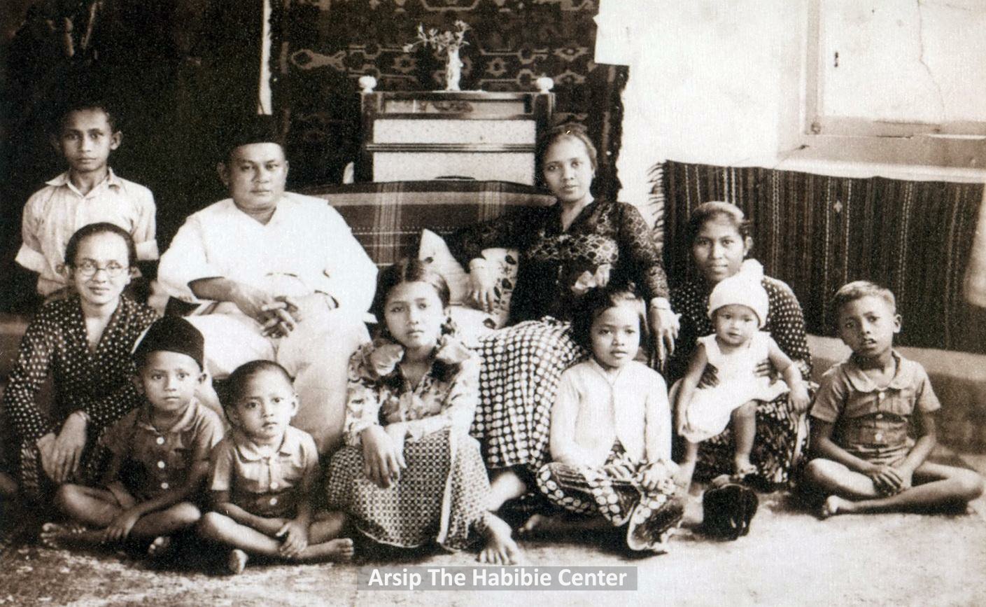 Dalam Foto Ini Ada Anak Yang Bernama B.J Habibie Kelak Menjadi Presiden ...